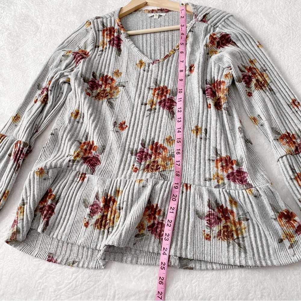 Maurice’s Grey Ribbed Floral Print Peplum Top - Picture 4 of 12